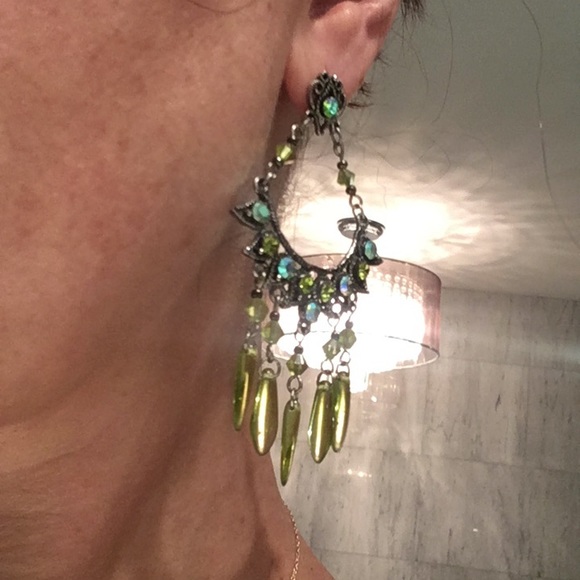Silver tone & green stone chandelier earrings ❤️ - Picture 2 of 5